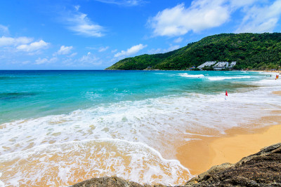 海滩上美丽的波浪