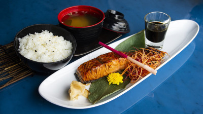 桌上摆着日本料理