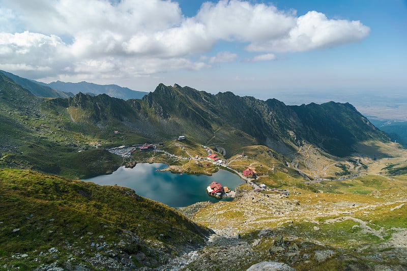 全景从2000米的高度，你可以看到Bâlea Lac, Bâlea Lac小屋和transgran公