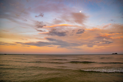 Suan Son Pradipat海滩日落在Prachuap Khiri汗，泰国