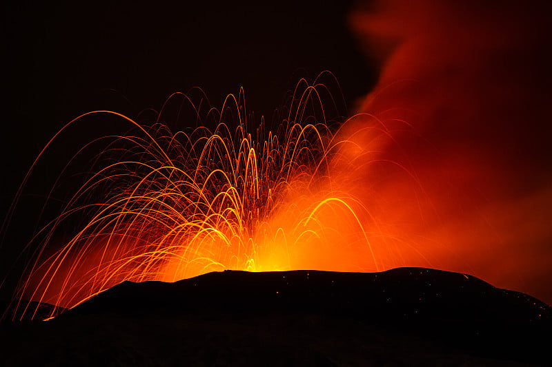 火山喷发。埃特纳火山从沃拉吉火山口喷发。