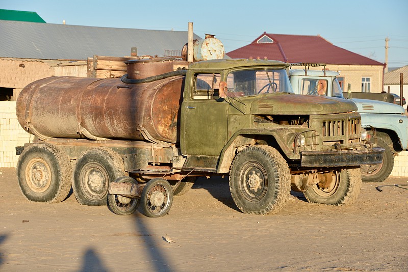 1960年代的苏联卡车，卡拉库姆沙漠，土库曼斯坦