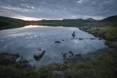夕阳反射在湖灯塔在英格兰湖区