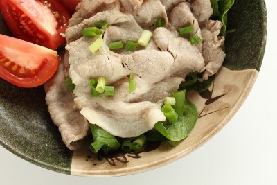 日本料理，水煮猪肉和西红柿沙拉