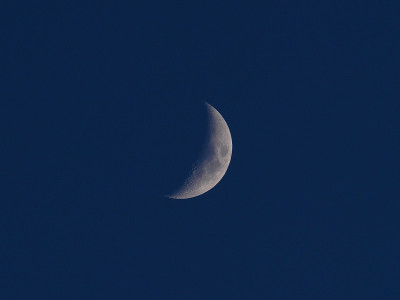 特写的月盈月球与它的月球陨石坑