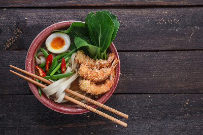 俯视图面条汤炒虾，鸡蛋和小白菜