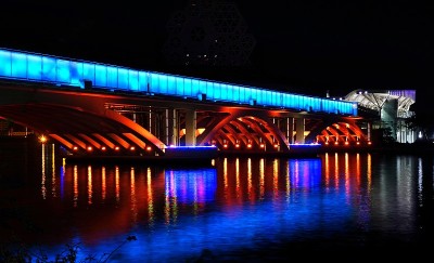 夜景的爱河和照明桥