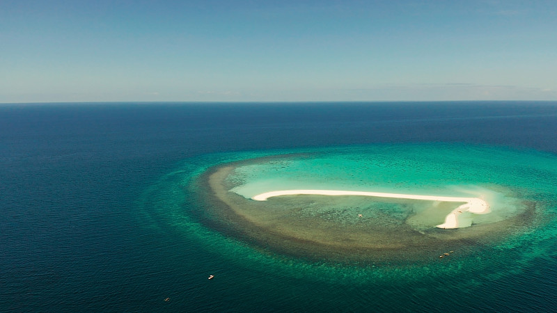 有沙滩的热带岛屿。Camiguin、菲律宾