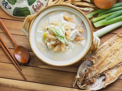 干鳕鱼汤和蔬菜