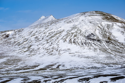 冰岛，秋天冰雪覆盖下多彩的曼那洛加山