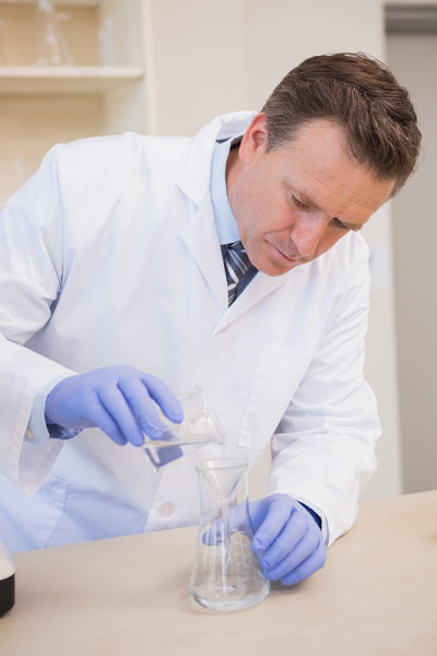 科学家在烧瓶中做实验