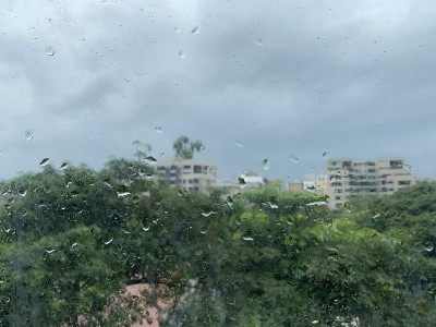 雨滴落在窗户上