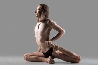 Eka在Rajakapotasana 1号上