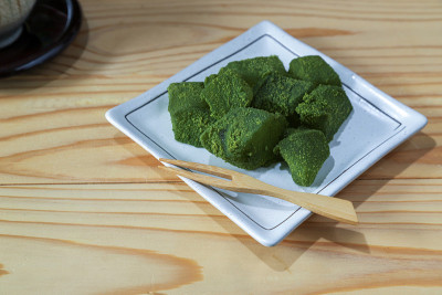 绿茶味的warabi麻糬是一种日本甜点，用蕨菜淀粉和绿茶制成。
