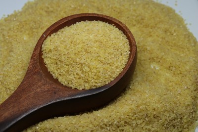生粗粒小麦粉或拉瓦粉孤立在白色背景中