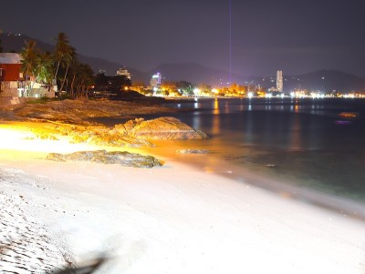 巴东海滩夜景