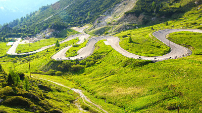 白云石景观与山路。