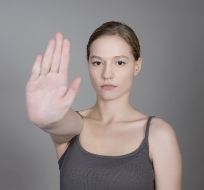 女人用一只手示意停止