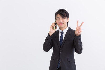 在电话中交谈的商人