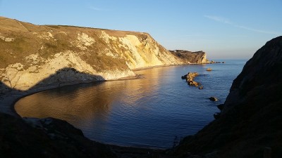 白垩悬崖泻湖被秋天的夕阳照亮