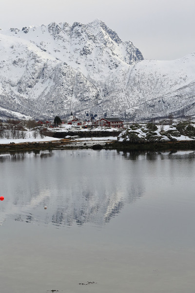 从sildpolltjonna湾看sildpollnes半岛的小教堂。Austnesfjorden-