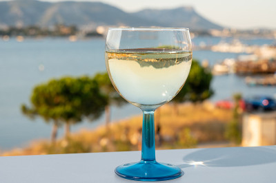 夏日的法国里维埃拉，在室外露天平台上喝着来自普罗旺斯cote de Provence的冷白葡萄酒，可
