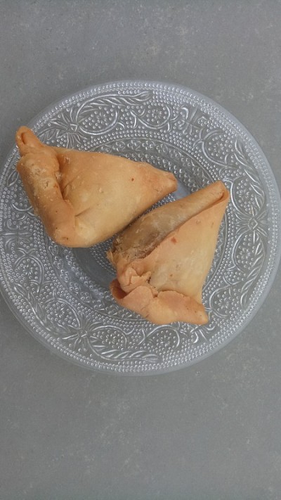 素食三角饺或三角饺。印度特色传统街头小吃旁遮普萨莫萨