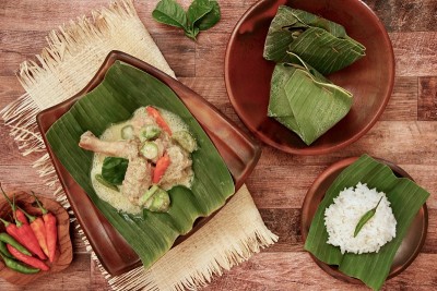 Garang Asam Ayam，传统的爪哇菜肴，鸡肉，比林比和椰奶蒸在香蕉叶袋