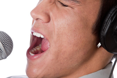 年轻男歌手孤立的白色