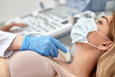 医生给她做甲状腺超声波检查