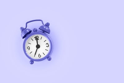 紫色背景上的紫色闹钟，非常接近2022年的颜色