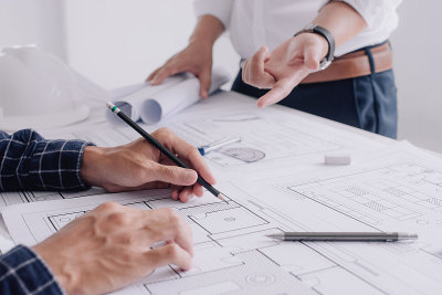 两个商人建筑工地工程师。工程工具的工作场所规划设计绘制团队。