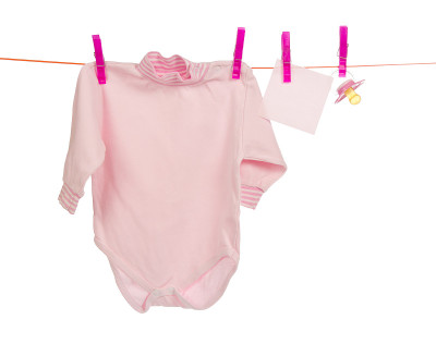 婴儿衣服在绳子上晾干