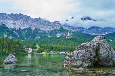 Eibsee湖和Rock在前面