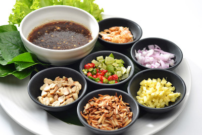 泰国菜的叶子包有很多香料和辣椒酱