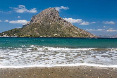 泰伦多斯岛，前面是海浪。卡alumnos岛的春景。GRECE
