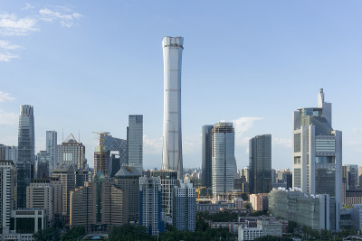 在北京CBD的蓝天白云下