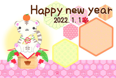 2022年新年贺卡:粉色蜂窝状的爪子，吉祥的日本图案背景，可爱的日本年糕风格的老虎