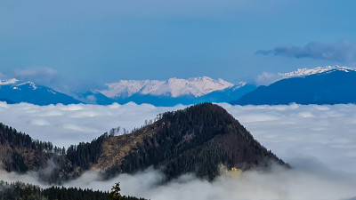 Matschacher Gupf -从奥地利阿尔卑斯山顶的全景。整个地区都笼罩在厚厚的云层中