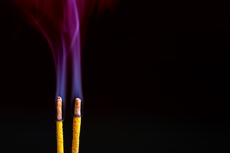 黑色背景上的烟味棍棒