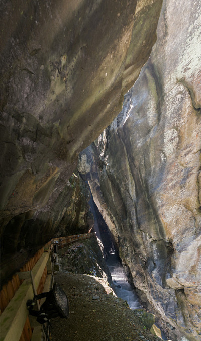 塔米娜峡谷和瑞士阿尔卑斯山的温泉
