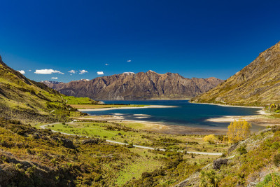 夏威夷湖和山的全景照片，南岛，新西兰
