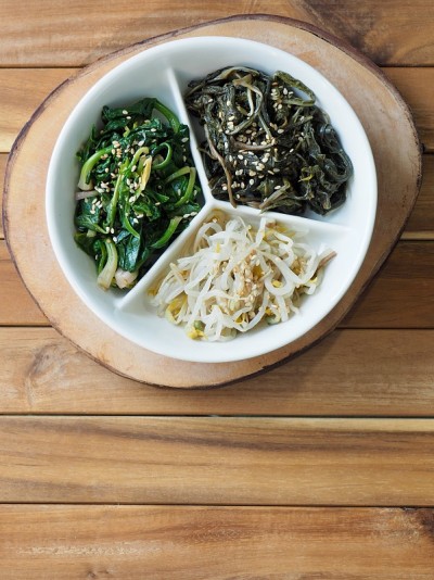 韩国菜有菠菜、豆芽、香草、配菜等