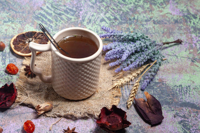 红热的芙蓉茶在玻璃杯里