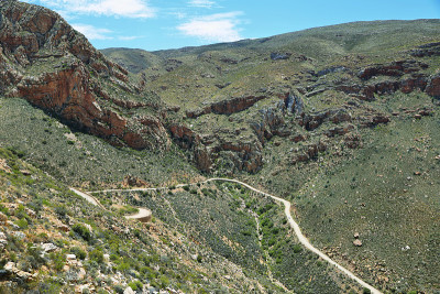 斯瓦特堡山口的蜿蜒道路和峡谷，