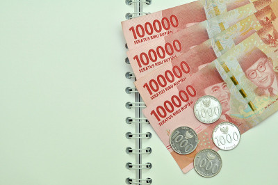 10万印尼钞票印在白皮书上