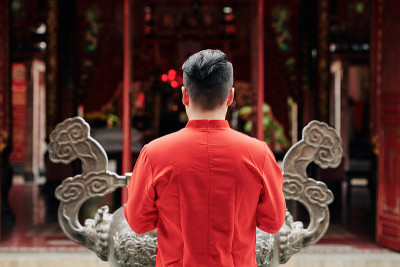 祈祷的年轻人