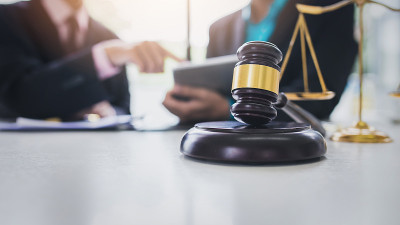 商务律师在法庭上为客户进行法律立法工作。