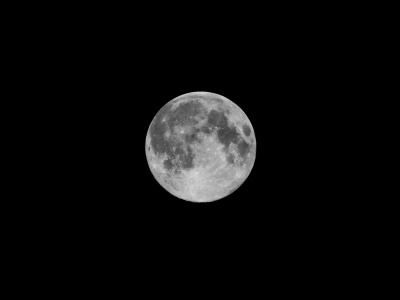 在漆黑的夜空下满月