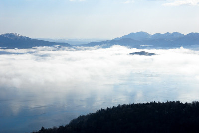 日本北海道碧荷罗山口冬雾缭绕的草沙罗湖